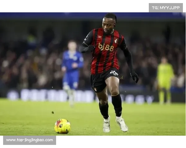 绝杀后伯恩茅斯全队相拥庆祝,主场气氛达到顶点 绝杀后伯恩茅斯全队相拥庆祝,主场气氛达到顶点