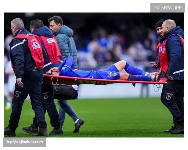 快讯：欧塞尔球员在对抗中头部受伤，经队医处理后由担架抬离球场